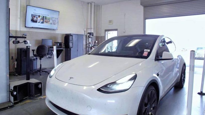 TESLA MODEL Y 2021 5YJYGDEF6MF072329 image